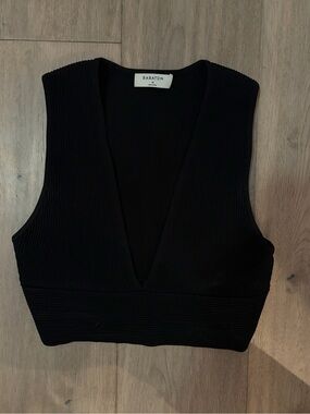 Babaton Black Ribbed V-Neck Crop Tank